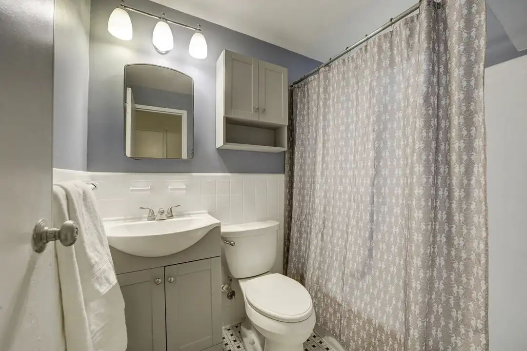 Apartment in Washington - View 5