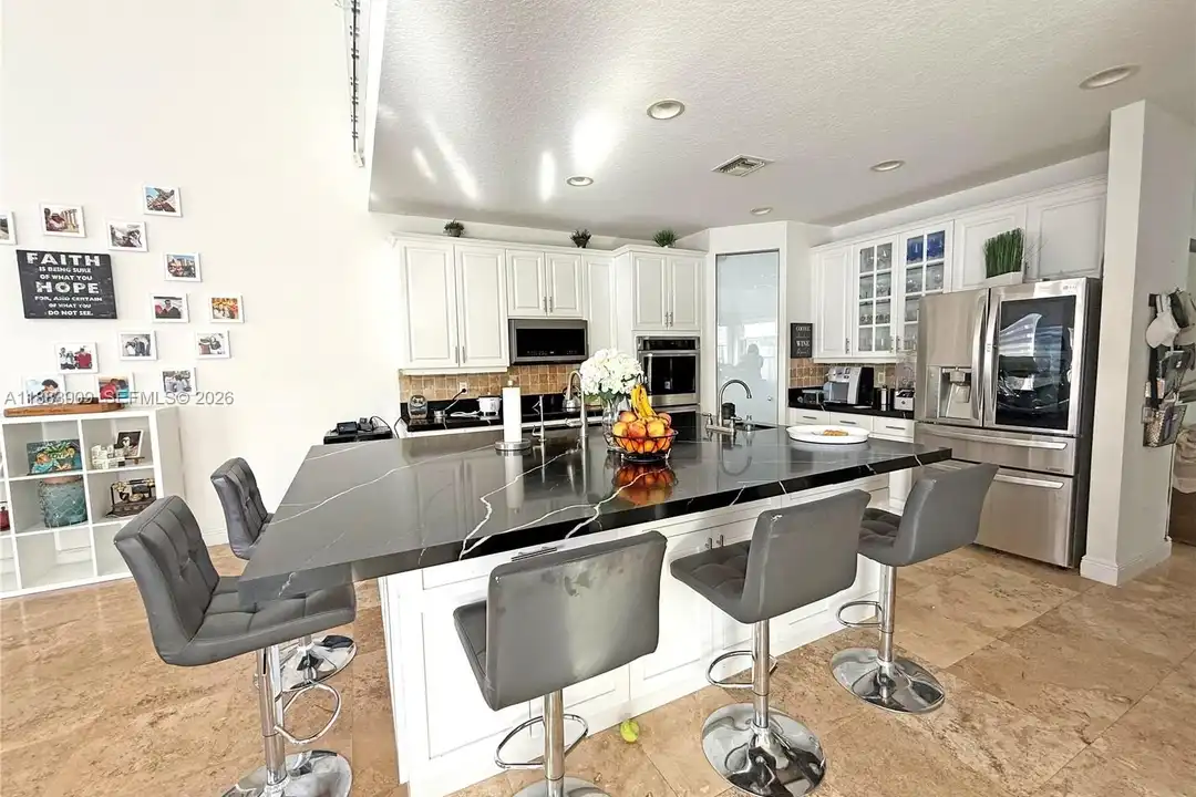 House in Miramar - More