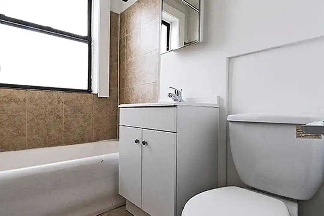 808 W 76th – photo 1
