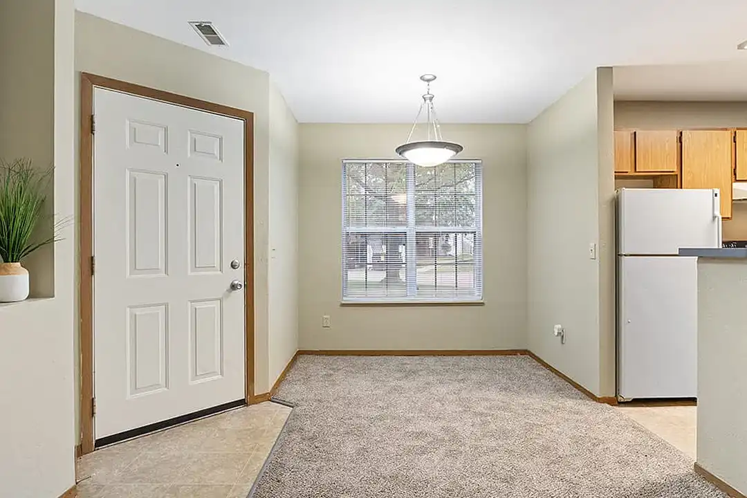 Country Club Apartments – photo 1