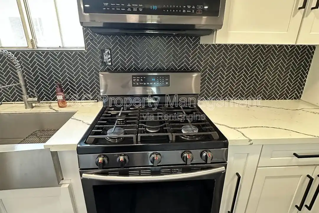 1205 E 4th St - View 5