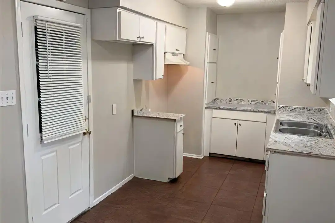 1005 Fairfax Ct - More