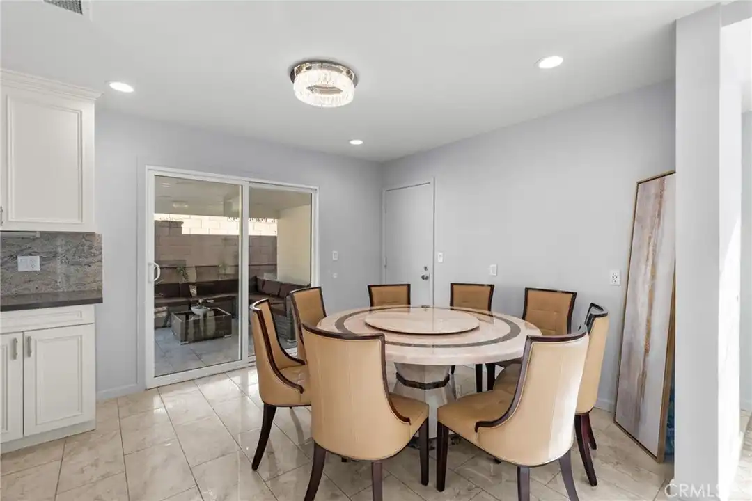 House in Los Angeles, Woodland Hills, Woodland Hills-Warner Center Neighborhood Council District - More