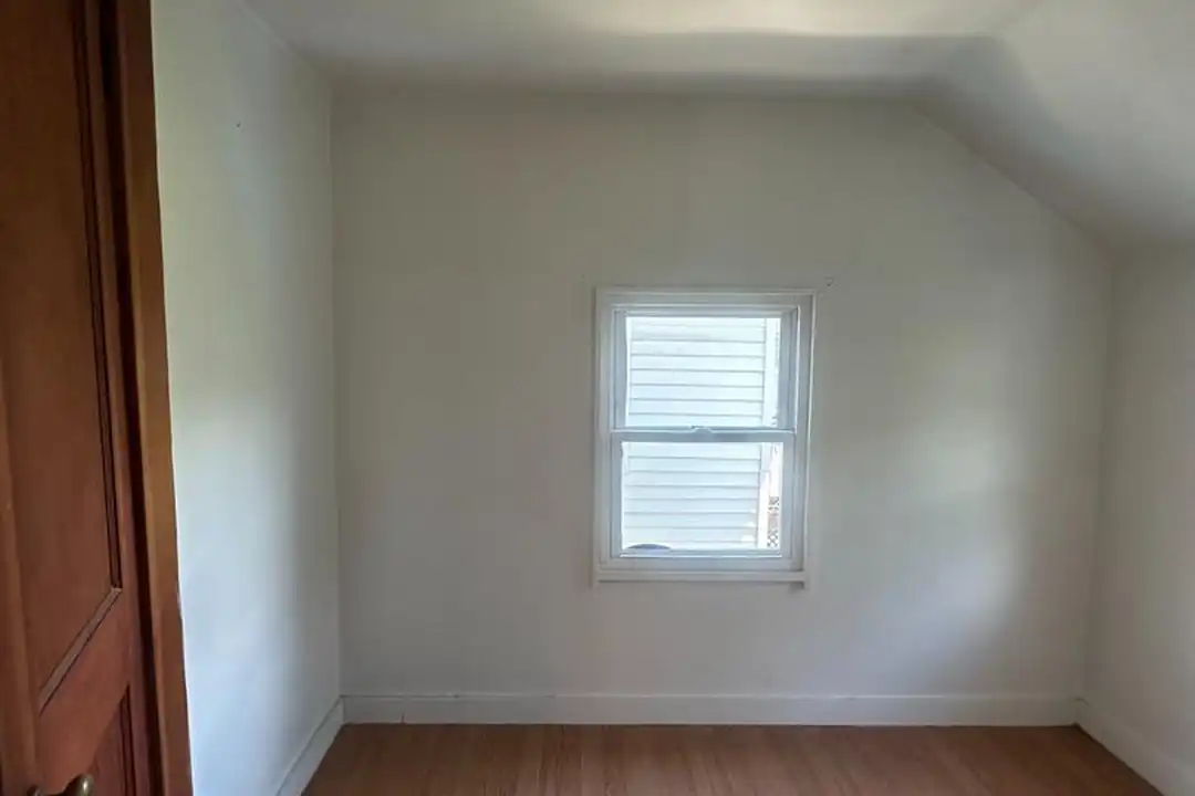 122 S Chestnut St - More
