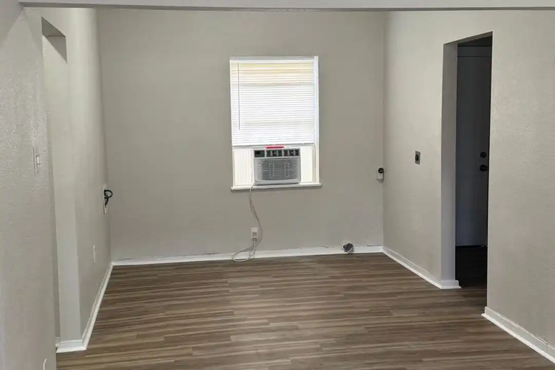 206 E Sabine St - View 2