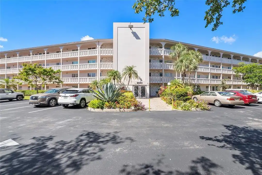 Apartment in Coconut Creek - View 3