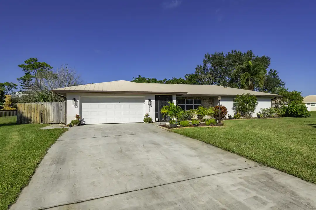 762 SE River Ln - View 3