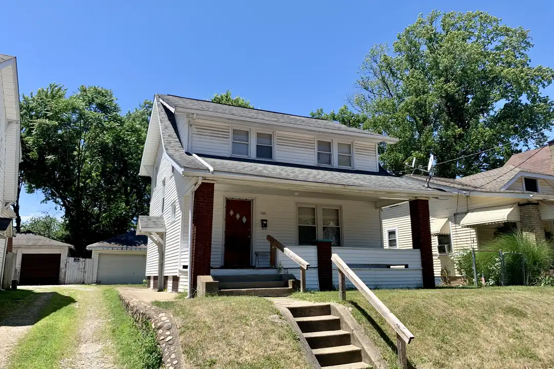1525 Miami Ct NE – photo 1