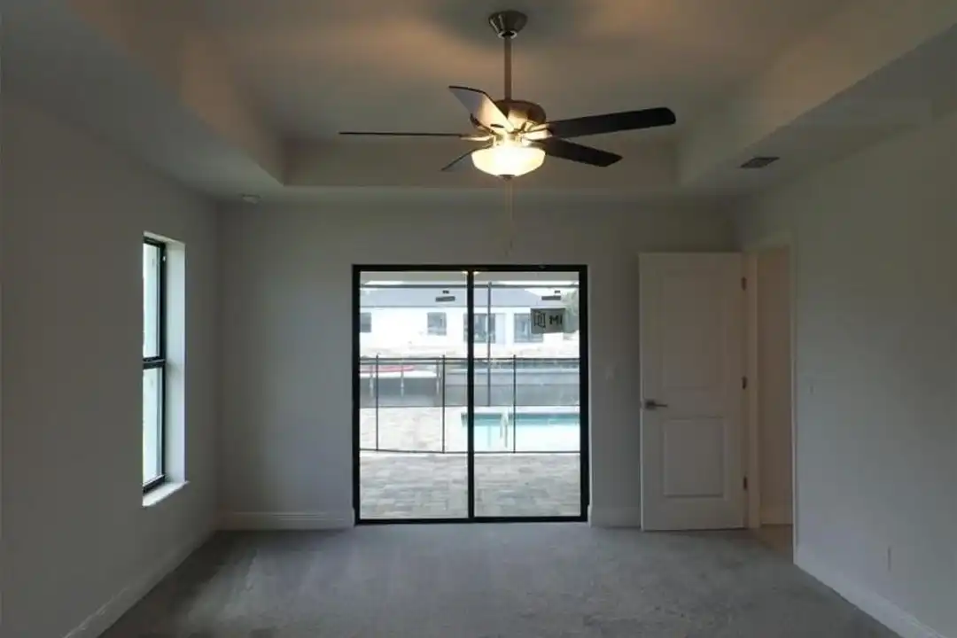 815 SW 11th Ct - More