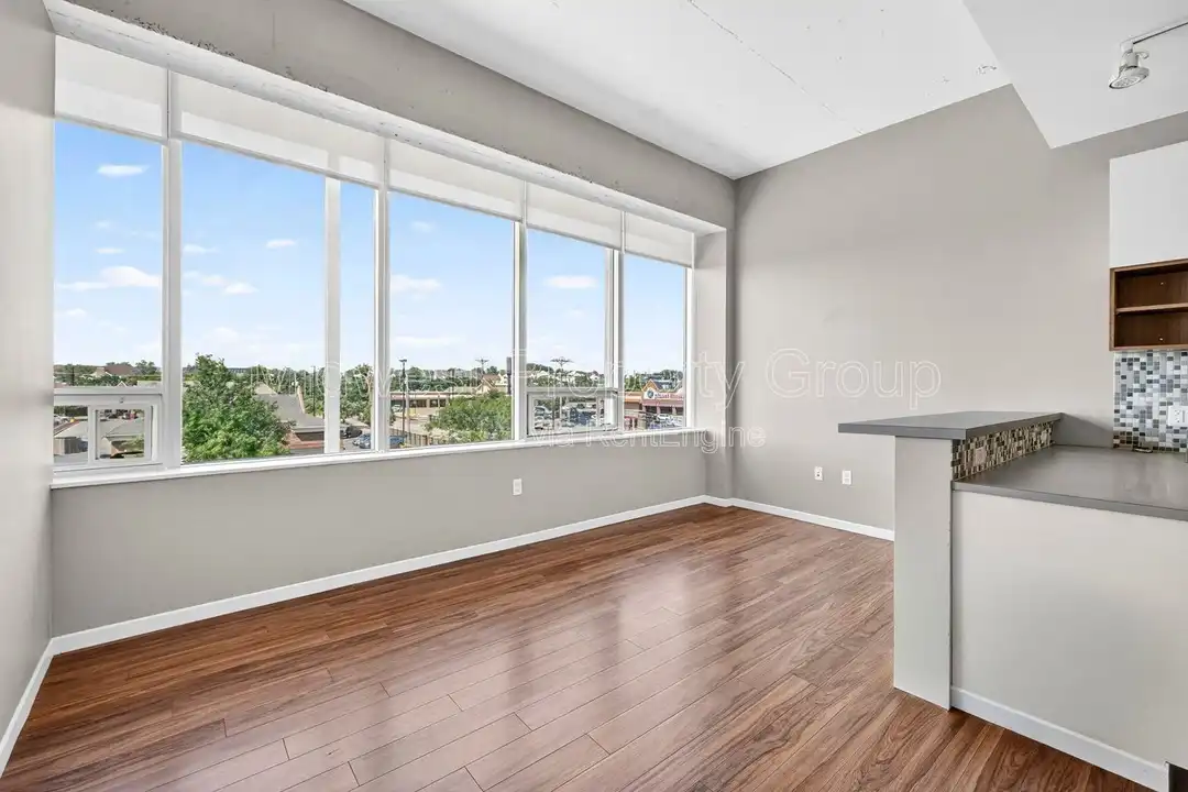 4100 Lindell Blvd unit 302 – photo 1