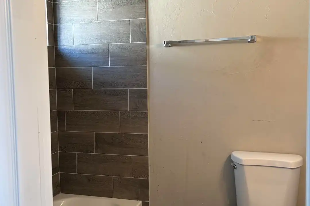 212 W Blacklidge Dr - View 5