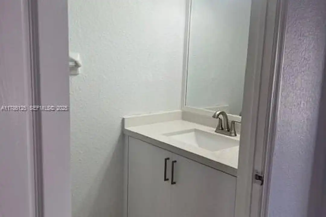 120 E 5th St unit 8 - View 3