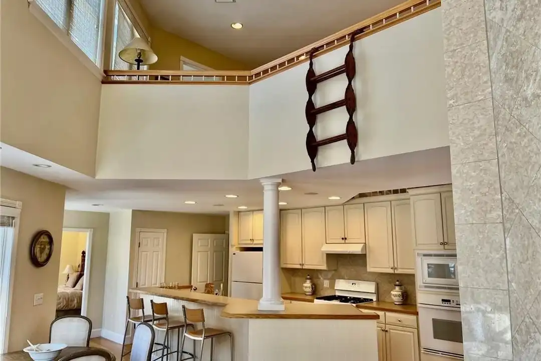 611 Wolcott Ave - View 5
