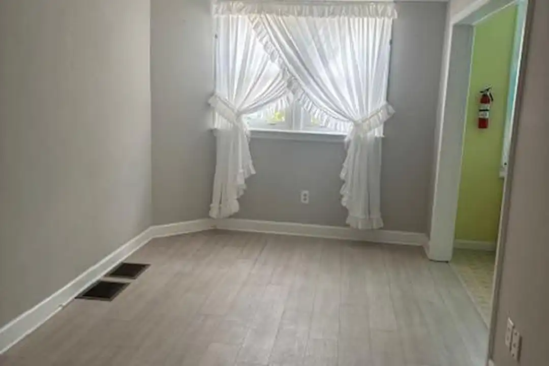 329 N Oak Ave - View 4