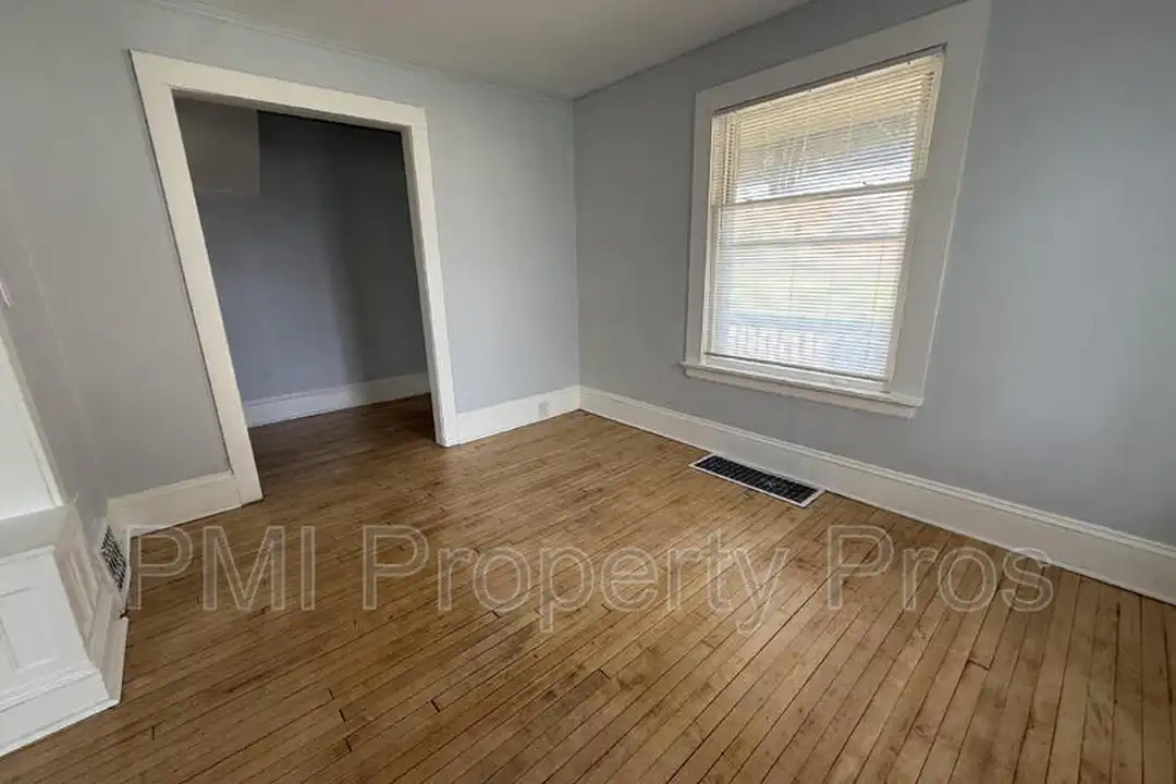 3109 W Walnut St – pohled 2