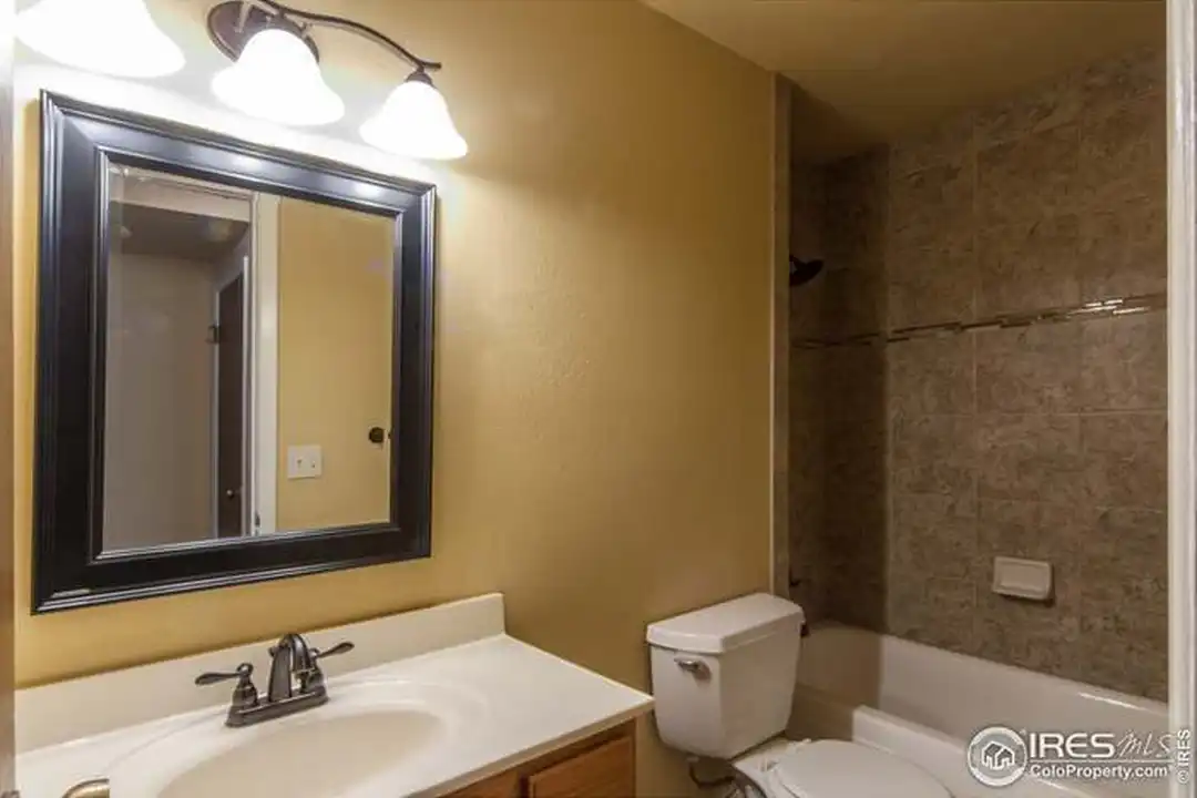966 E 8th Ave - View 3