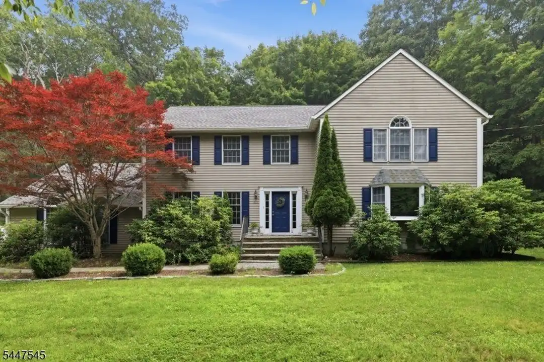 860 Glen Rd – photo 1 of 43