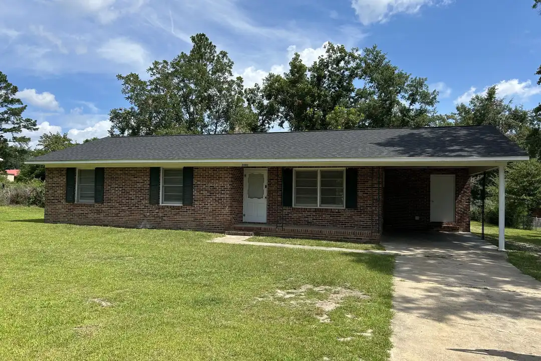 2002 S Maple Dr