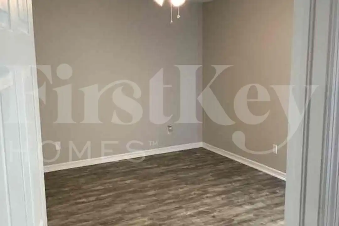 541 Hawthorne Ave S - More