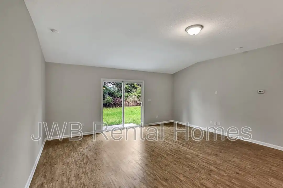 10351 Pinehurst Dr – pohled 6