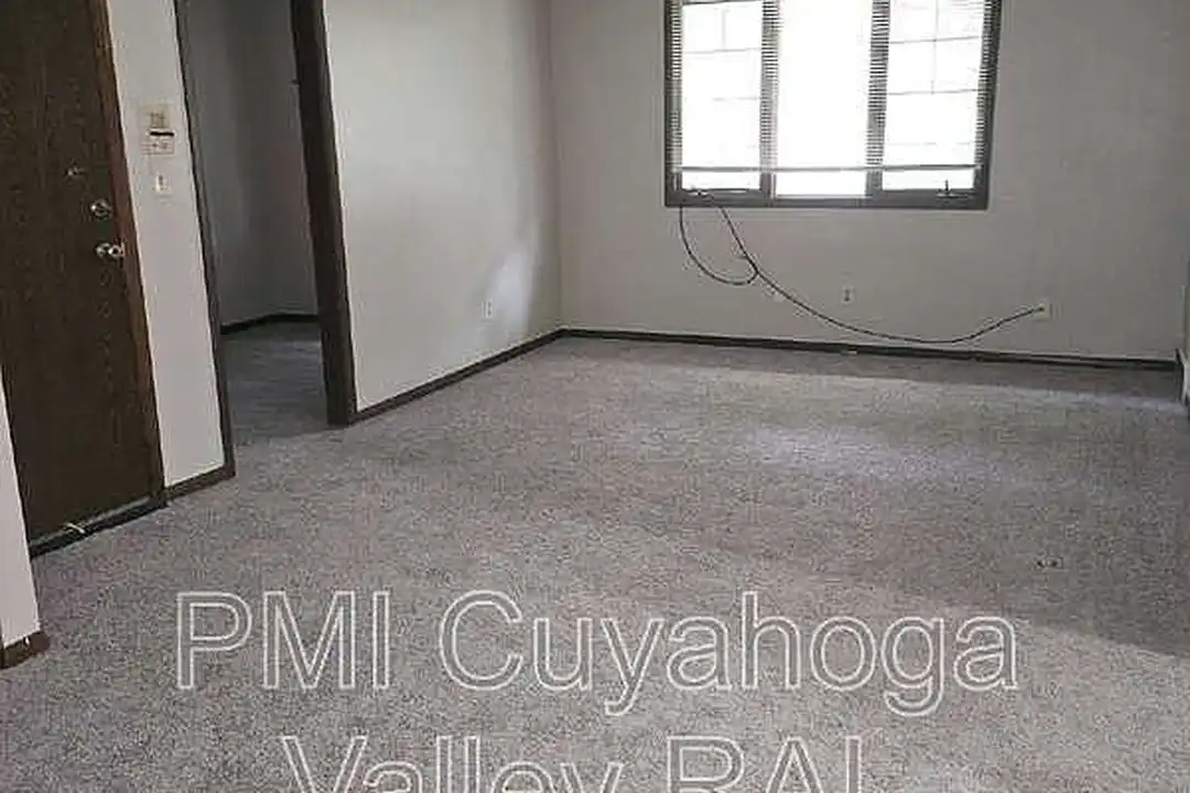 1500 W Market St – photo 1