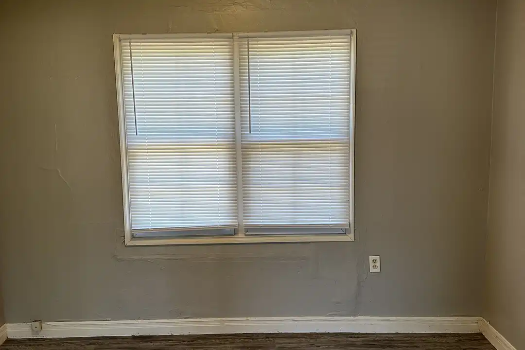 3305 SE 25th St - More