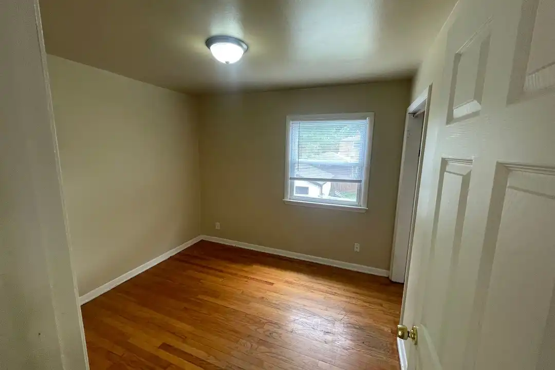 6221-6223 W Thurston Ave unit 6223 Upper - View 5
