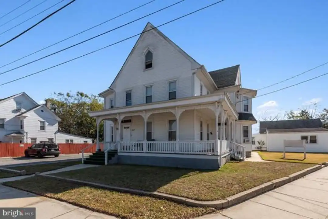 305 E St unit Room 9 – photo 1 of 12