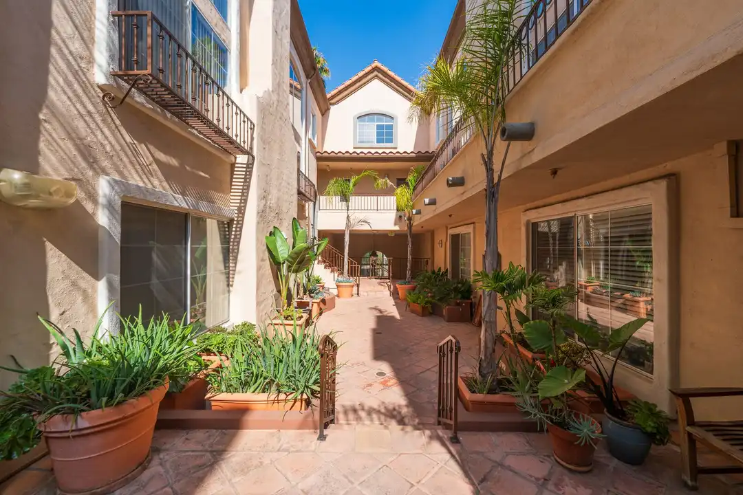 Apartment in Los Angeles - More