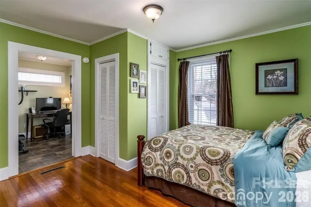 1004 Valley St - More