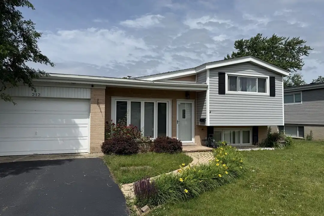 House in Glenview - View 3