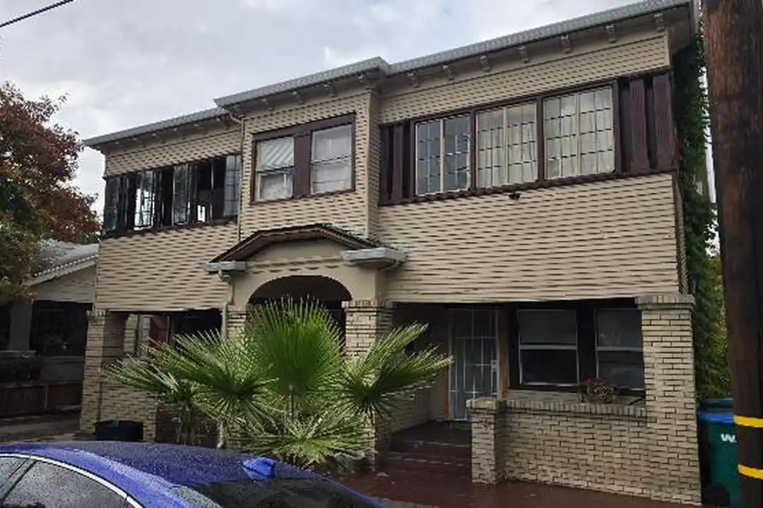 217 E Willow St – photo 1 of 16