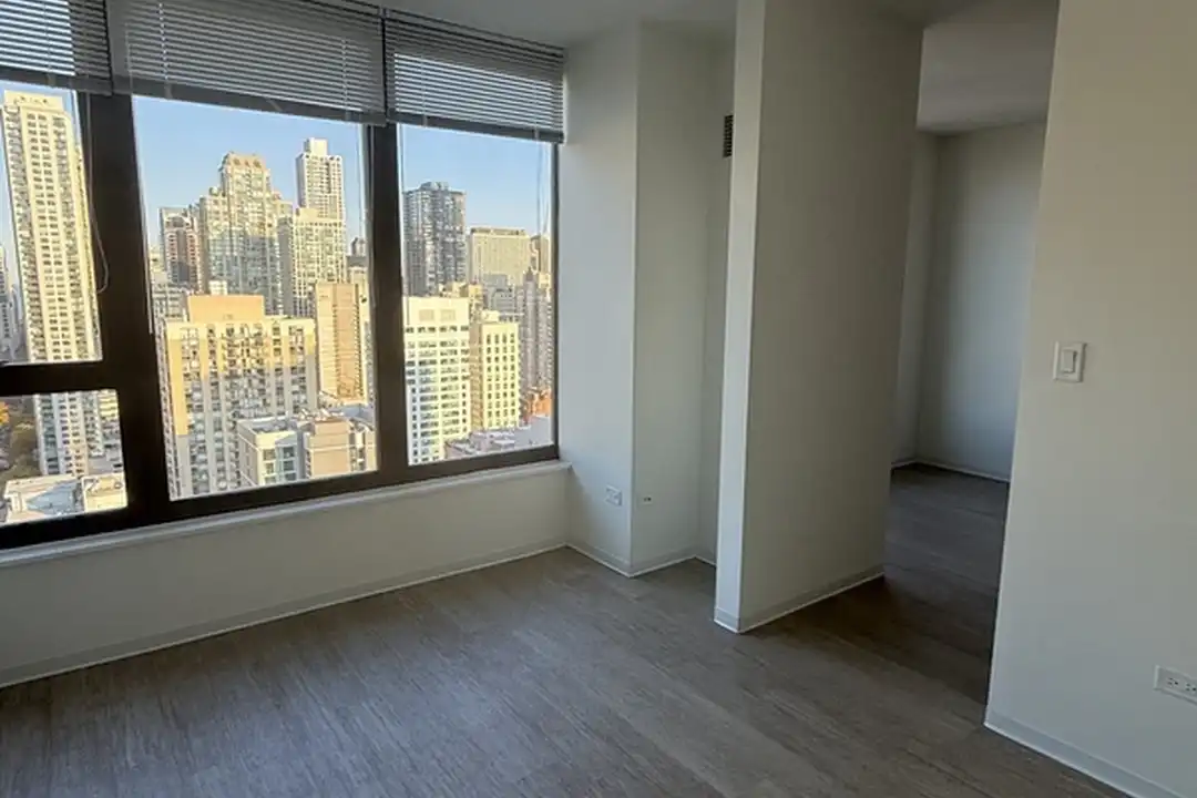 152 W Superior St – photo 1