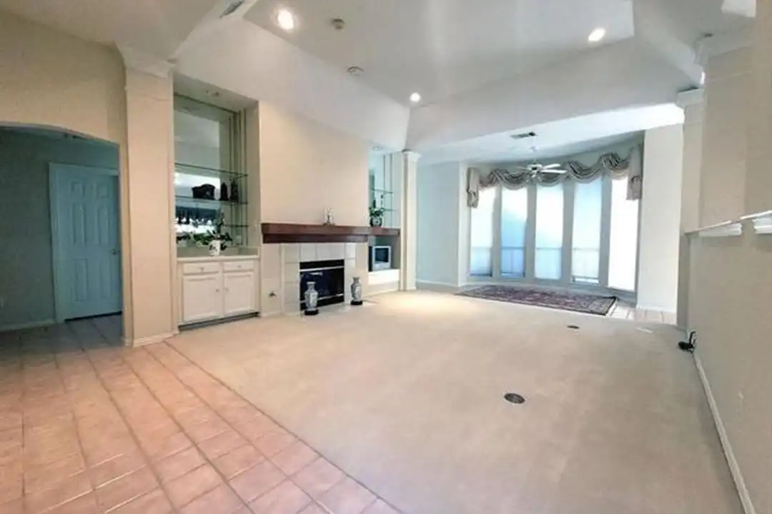 6401 Dakota Dr - View 4