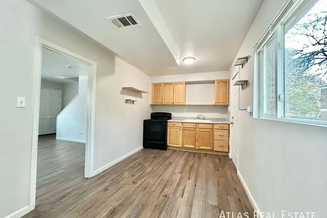 1853 W Mosier Pl – pohled 2