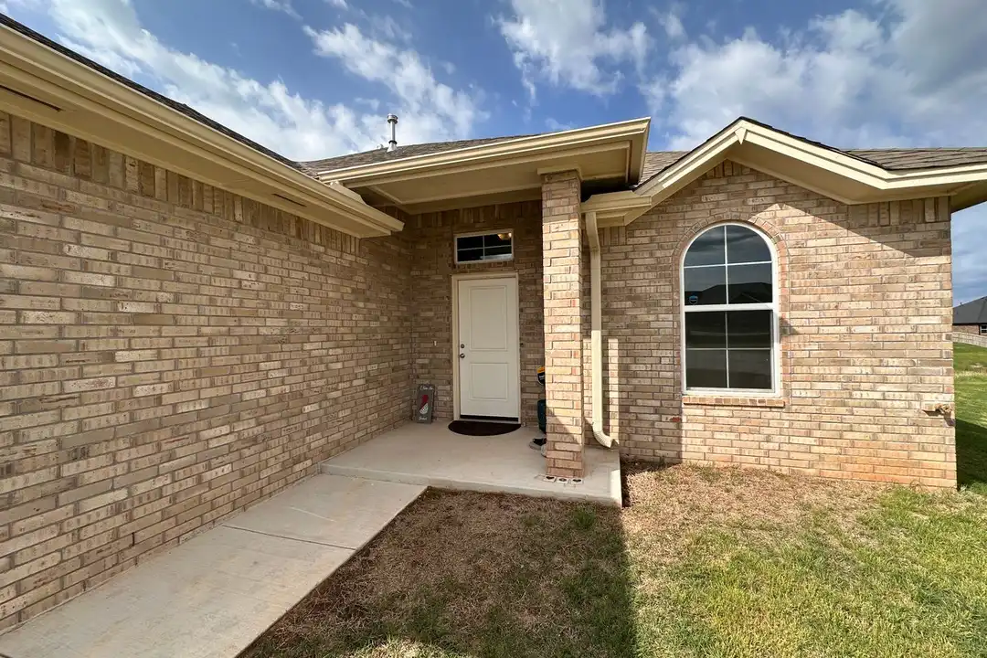 5923 NE Yorktown Ct - View 2