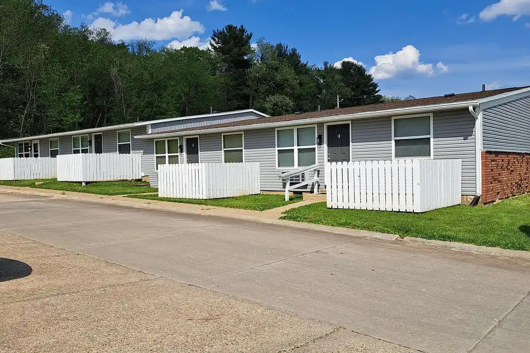Evergreen Apartments & Townhouses in Belpre, OH – photo 1 of 19