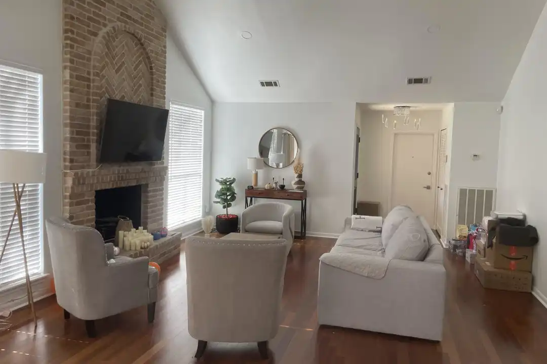 3718 Hunters Cir - View 2