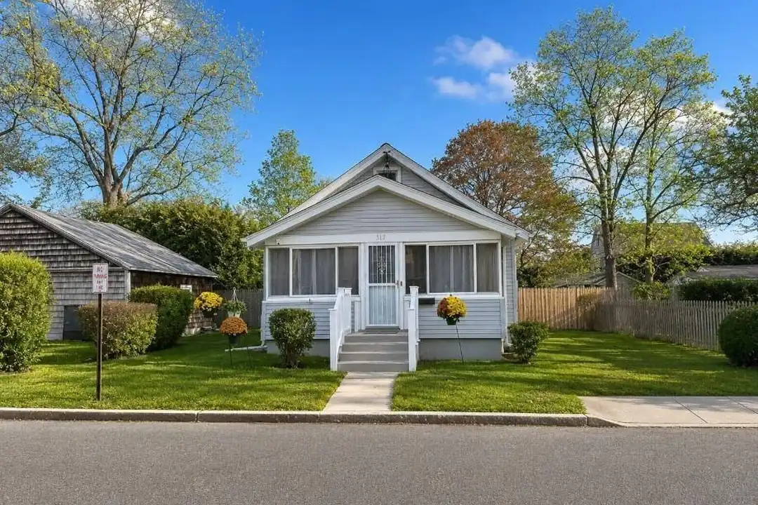 517 Flint St – photo 1 of 16