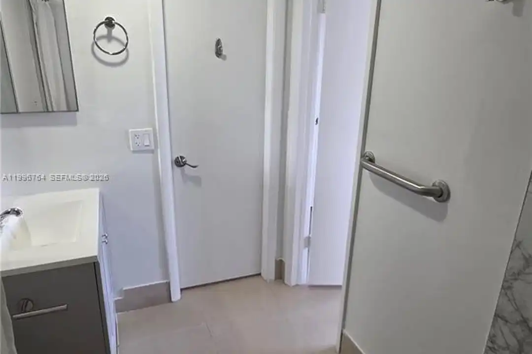 Apartment in Miami - View 5