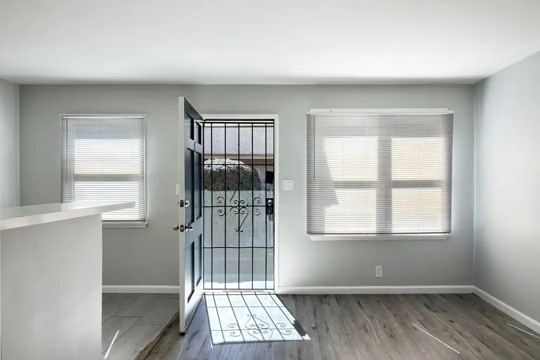 Apartment in Long Beach - View 2