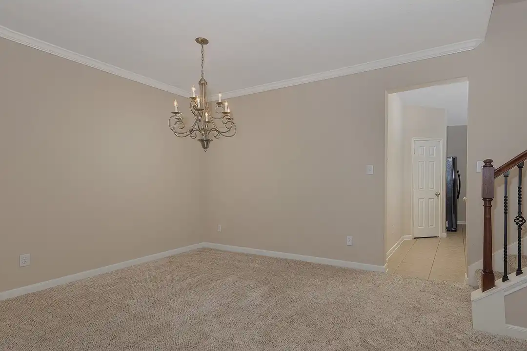 50 E Pipers Green St - More