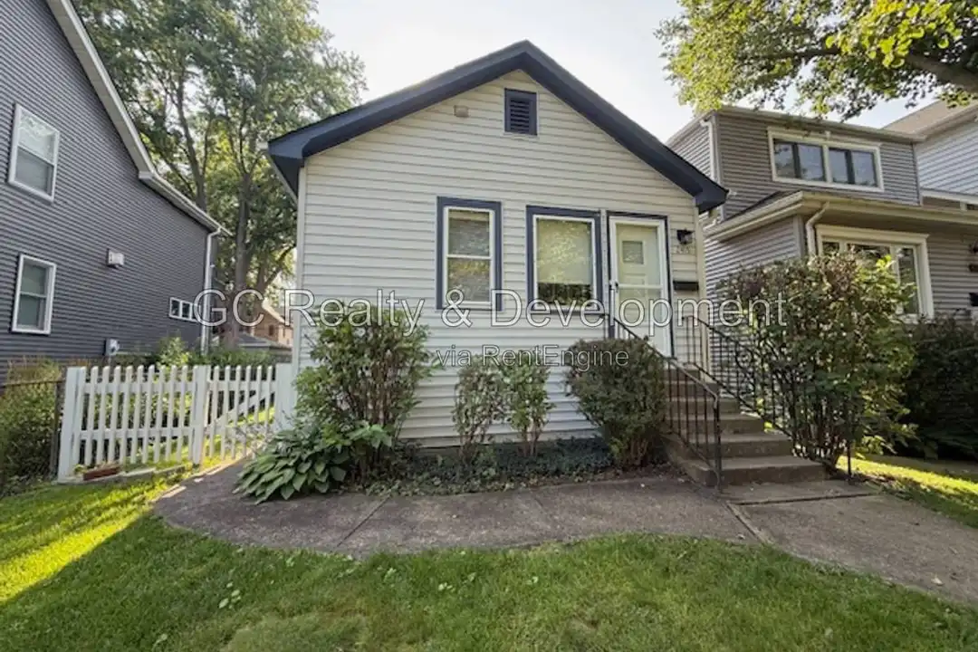 2415 Hastings Ave – photo 1