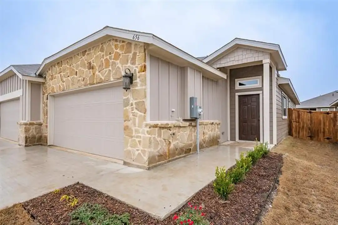 656 Wheatfield Dr - View 4