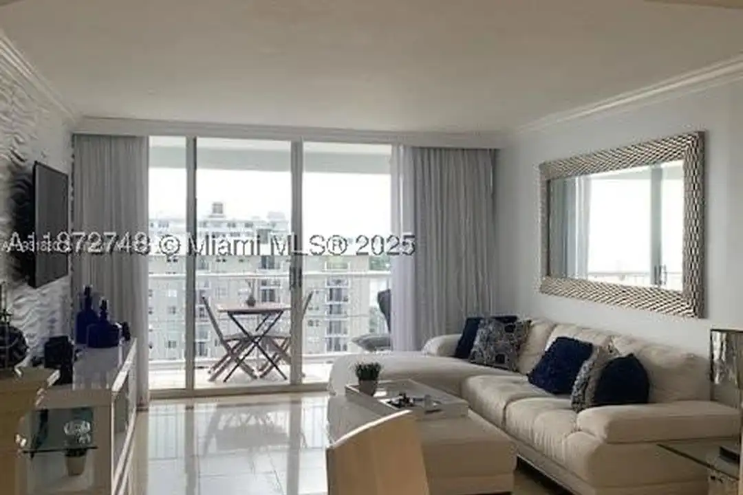 Apartment in Surfside - More