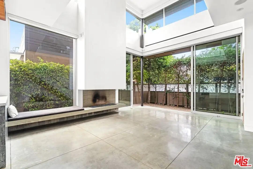 House in Los Angeles - More