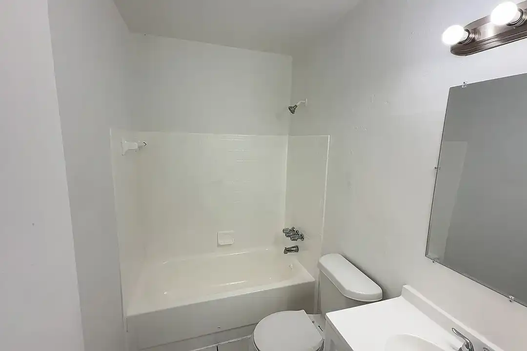 Airport Manor - View 5