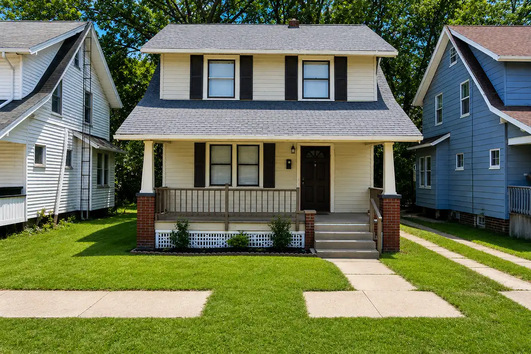 1658 Grace Ave NE – photo 1