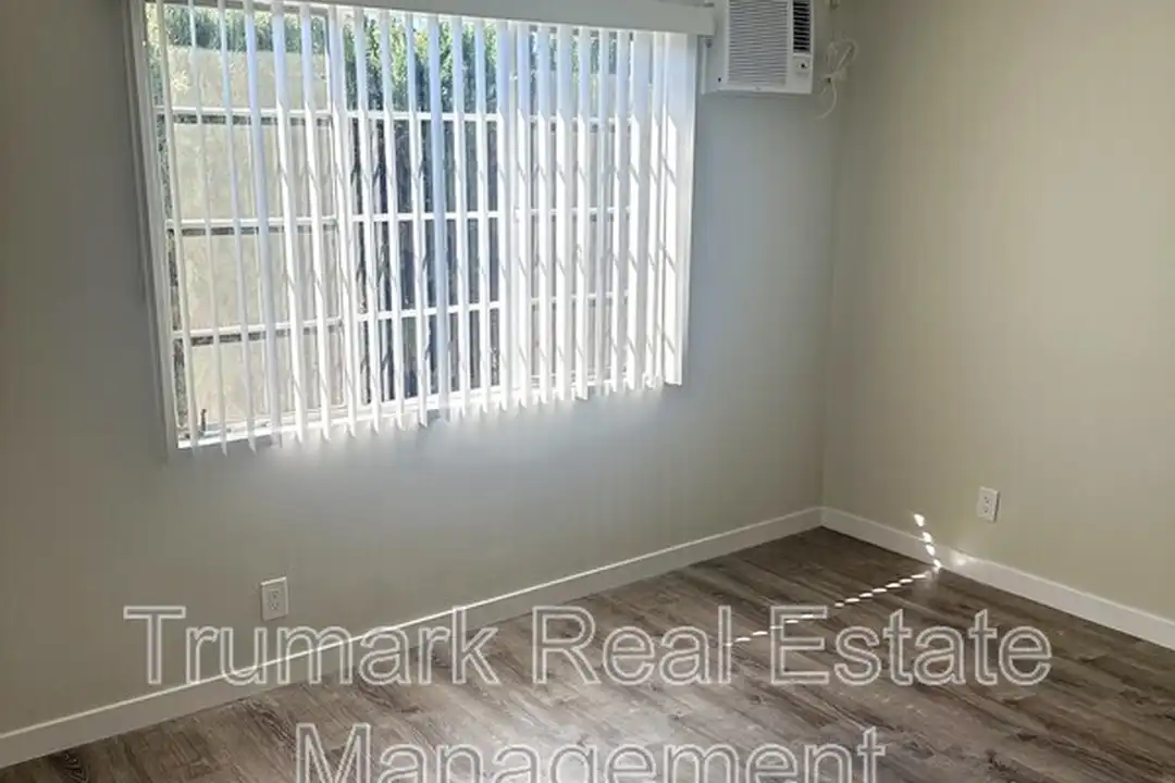 215 W Acacia Ave unit 6 - View 6