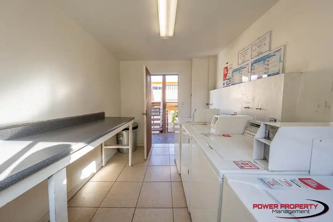 Apartment in Inglewood - View 3